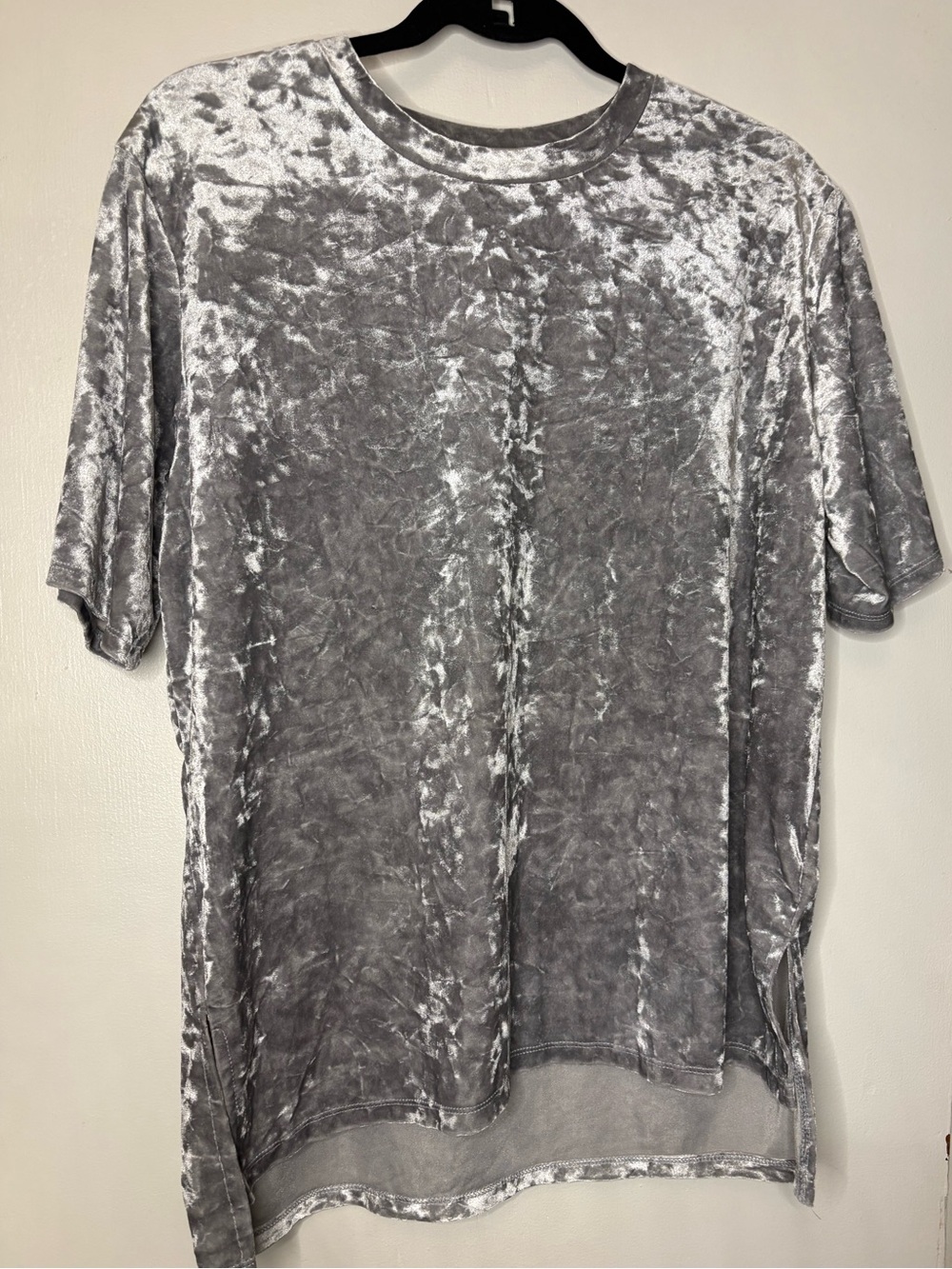 π₯π 2 / $15 ππ₯ π©Ά silver grey crushed velvet top with side slits